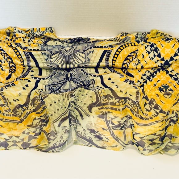 Live and Let Live Woman's Pull Over Size 2X Embellished V Neck Yellow Geometric - Picture 10 of 16